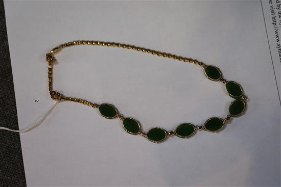 A mid 20th century Chinese 18k yellow metal and oval jade set necklace, (a.f.), length 38cm, gross 13.3 grams.